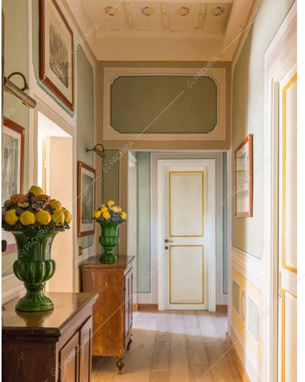 Corridoio con pavimento in parquet della villa Pieris, location in stile rustico a Roma