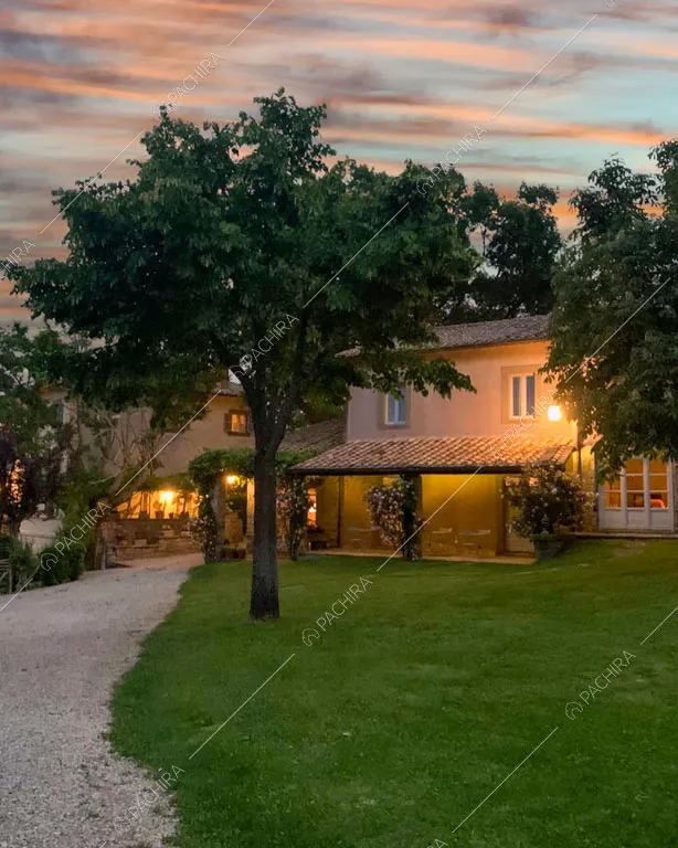 Giardino con vialetto della villa Pieris, location in stile rustico a Roma