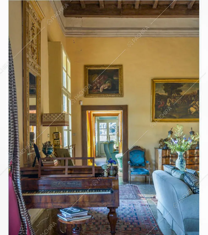 Sala con pareti gialle della villa Pieris, location in stile rustico a Roma