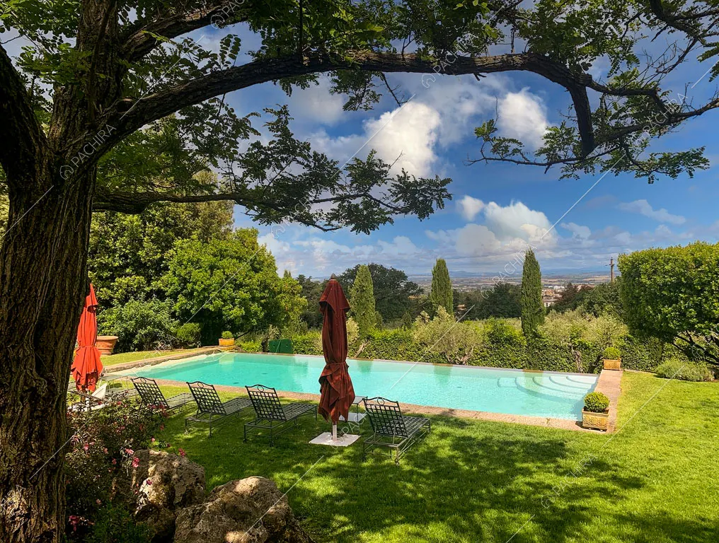 Piscina nel giardino della villa Pieris, location in stile rustico a Roma