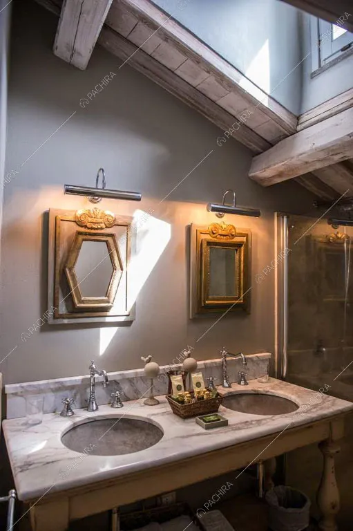 Bagno con doppio lavandino della villa Pieris, location in stile rustico a Roma
