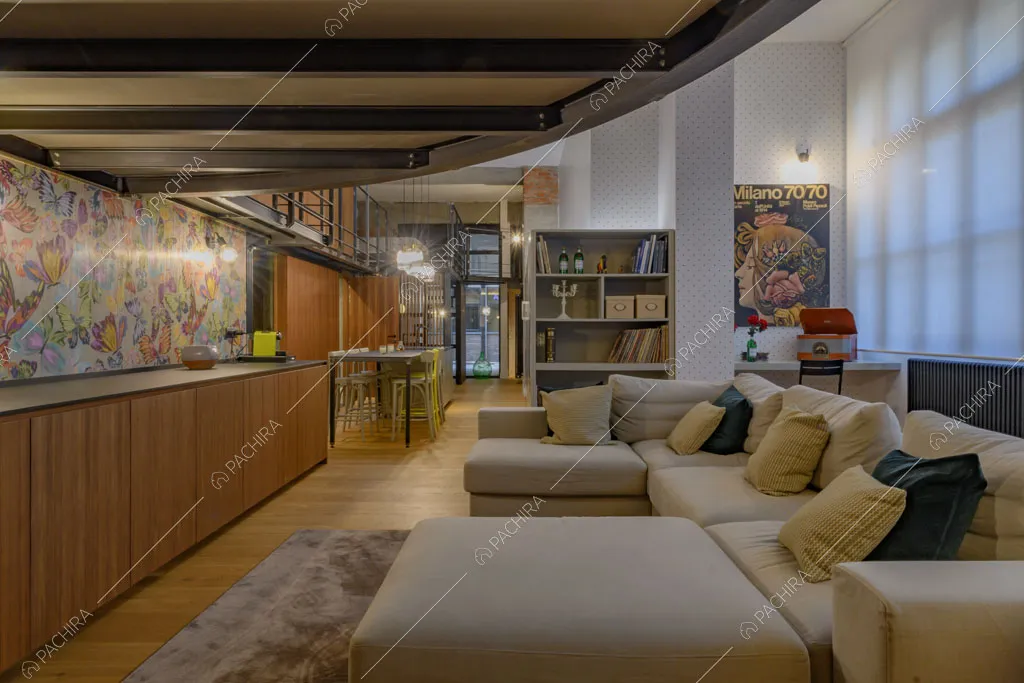 Zona living con pavimento in parquet del loft Sechura, location in stile contemporaneo a Milano