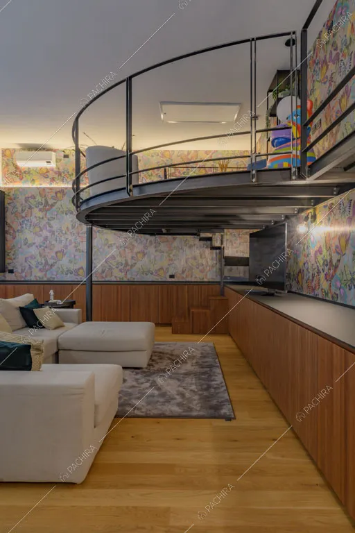 Zona living con soppalco del loft Sechura, location in stile contemporaneo a Milano