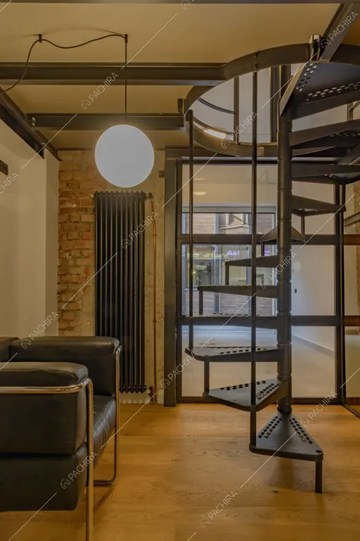 Atrio con scala a chiocciola del loft Sechura, location in stile contemporaneo a Milano