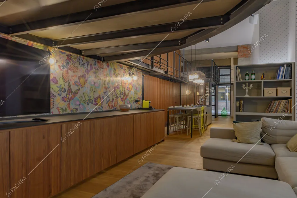 Luminosa zona living del loft Sechura, location in stile contemporaneo a Milano