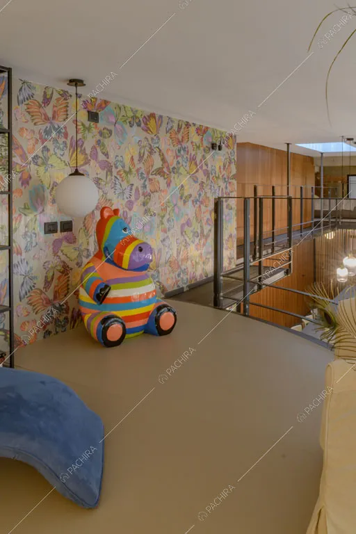 Soppalco con carta da parati del loft Sechura, location in stile contemporaneo a Milano