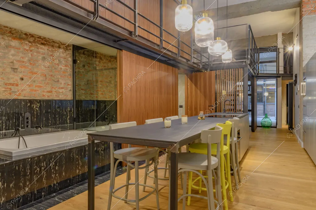 Tavolo da pranzo e vasca da bagno nella zona living del loft Sechura, location in stile contemporaneo a Milano