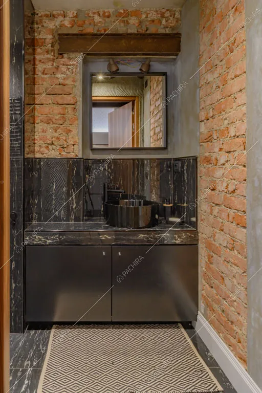 Bagno con pareti in mattoni a vista del loft Sechura, location in stile contemporaneo a Milano