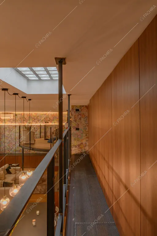 Soppalco con pareti in legno del loft Sechura, location in stile contemporaneo a Milano