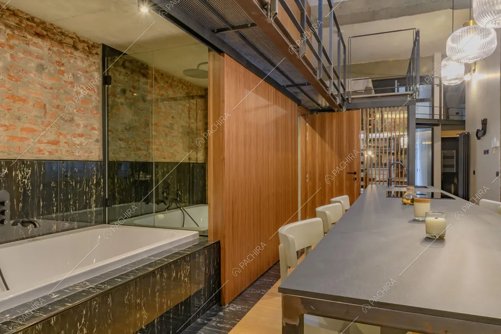 Vasca da bagno e parete in mattoni a vista nel loft Sechura, location in stile contemporaneo a Milano