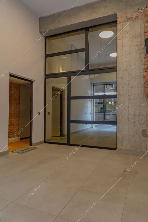 Ingresso e grandi vetrate del loft Sechura, location in stile contemporaneo a Milano