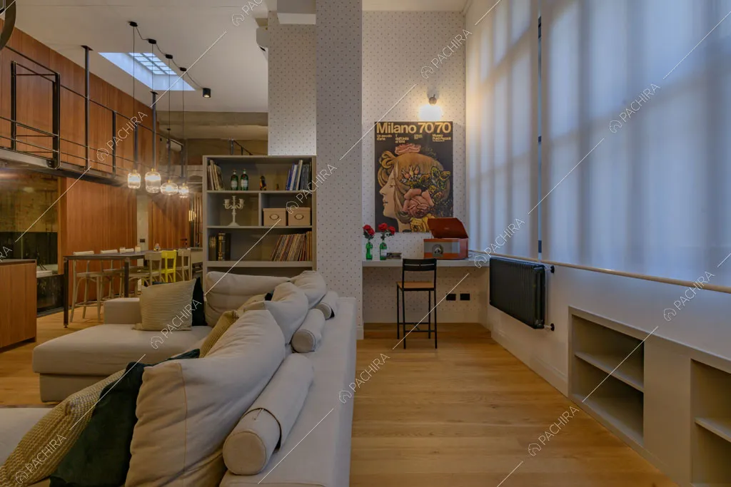 Vetrate in stile industriale nella sala del loft Sechura, location in stile contemporaneo a Milano