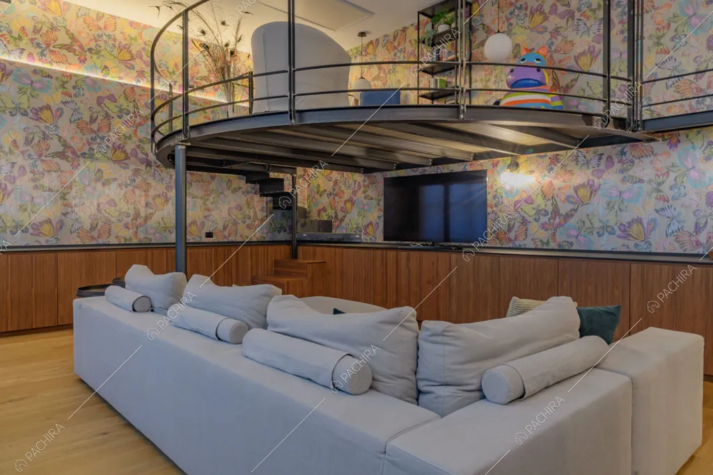 Zona living con carta da parati e pavimento in parquet del loft Sechura, location in stile contemporaneo a Milano