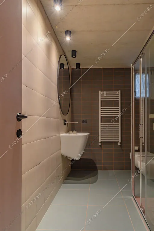 Bagno con box doccia del loft Sechura, location in stile contemporaneo a Milano