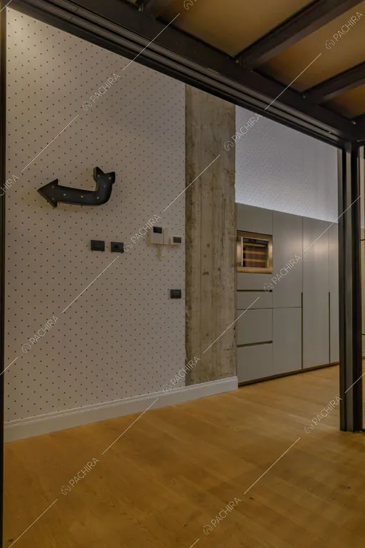 Corridoio con carta da parati del loft Sechura, location in stile contemporaneo a Milano