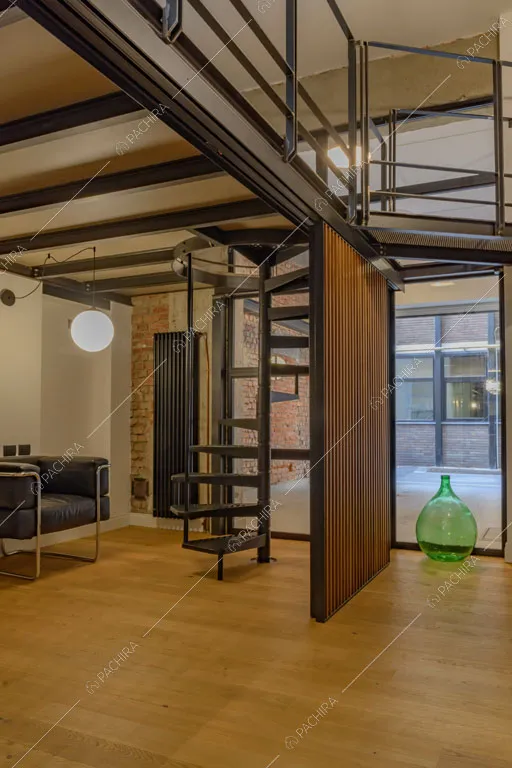 Scala a chiocciola in metallo del loft Sechura, location in stile contemporaneo a Milano