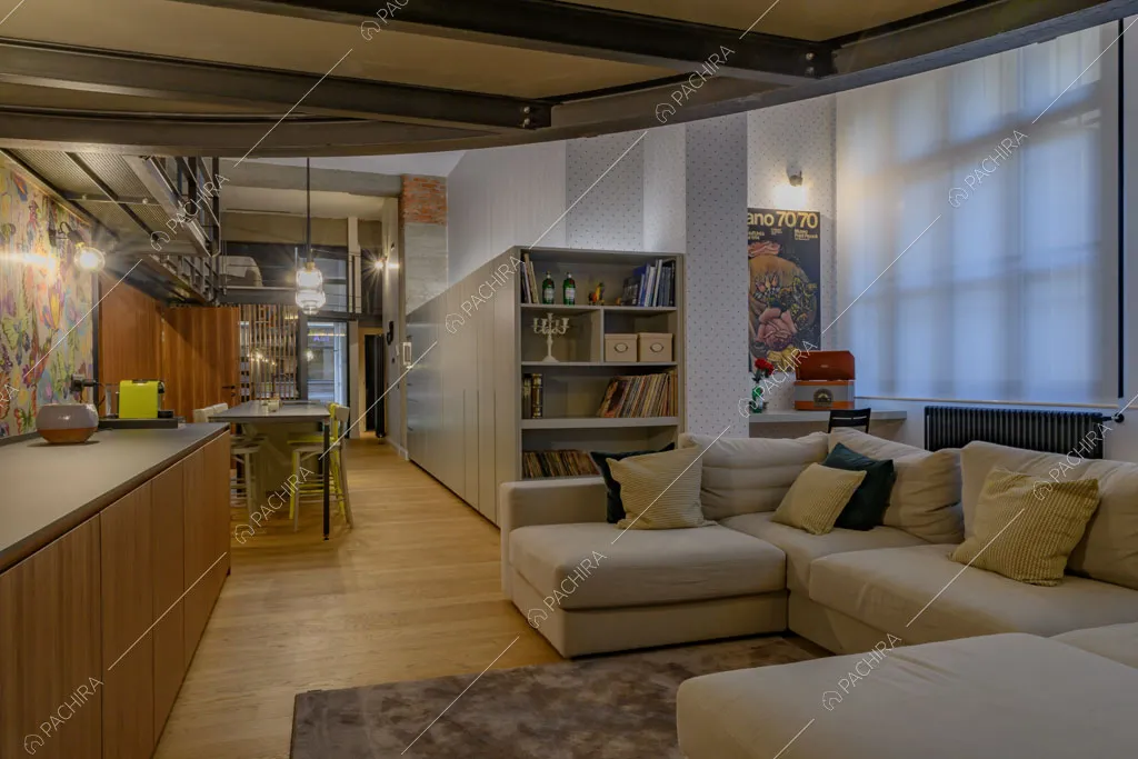 Divano grigio nella sala del loft Sechura, location in stile contemporaneo a Milano