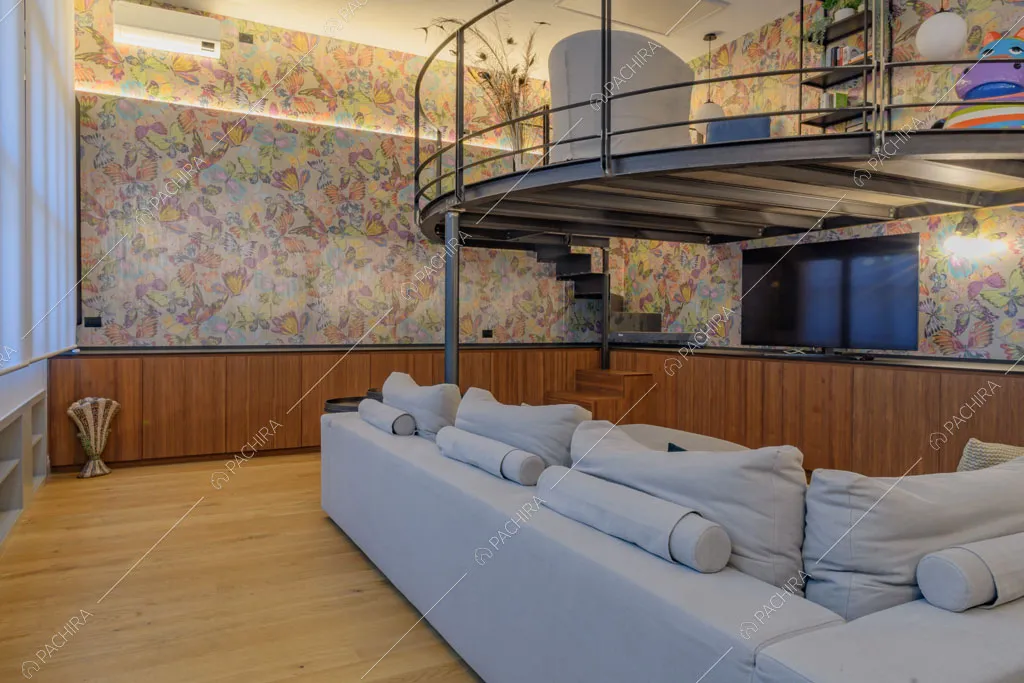 Zona living con carta da parati del loft Sechura, location in stile contemporaneo a Milano