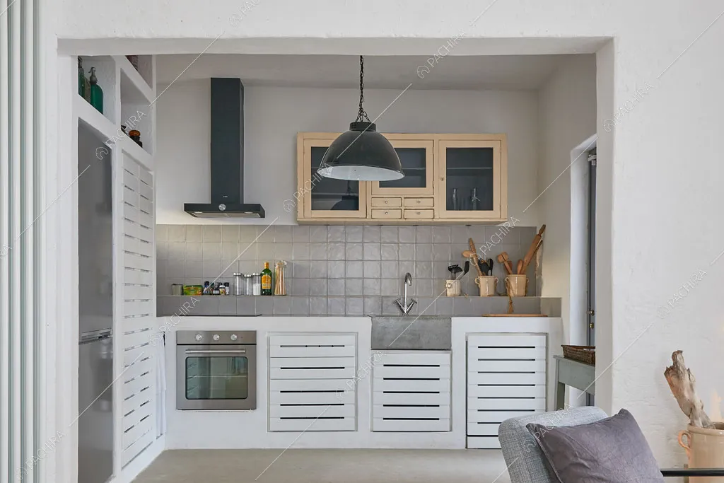 Cucina a parete della masseria Ryn, location in stile contemporaneo a Brindisi