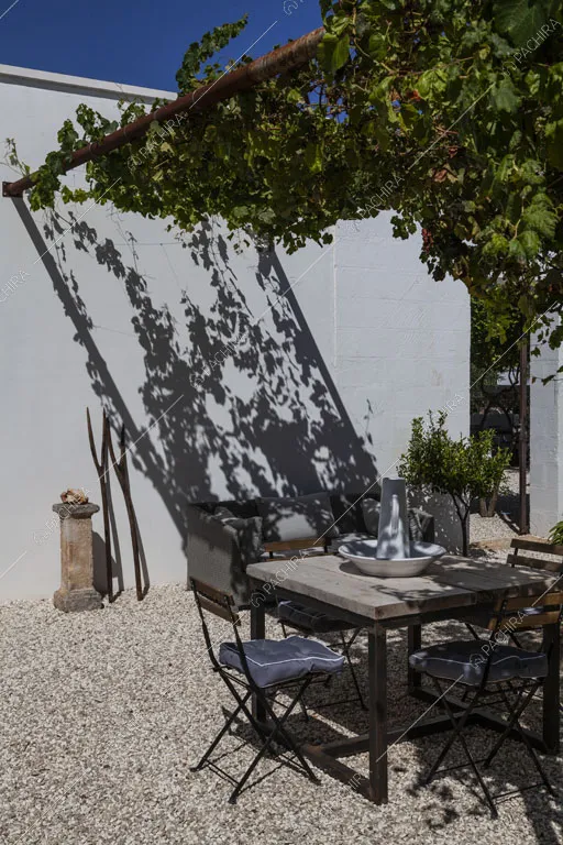 Tavolo da pranzo da esterni nel cortile della masseria Ryn, location in stile contemporaneo a Brindisi