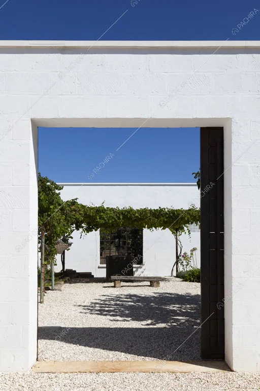Vista sul cortile della masseria Ryn, location in stile contemporaneo a Brindisi