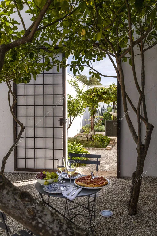Cortile con pavimento in ciottoli della masseria Ryn, location in stile contemporaneo a Brindisi