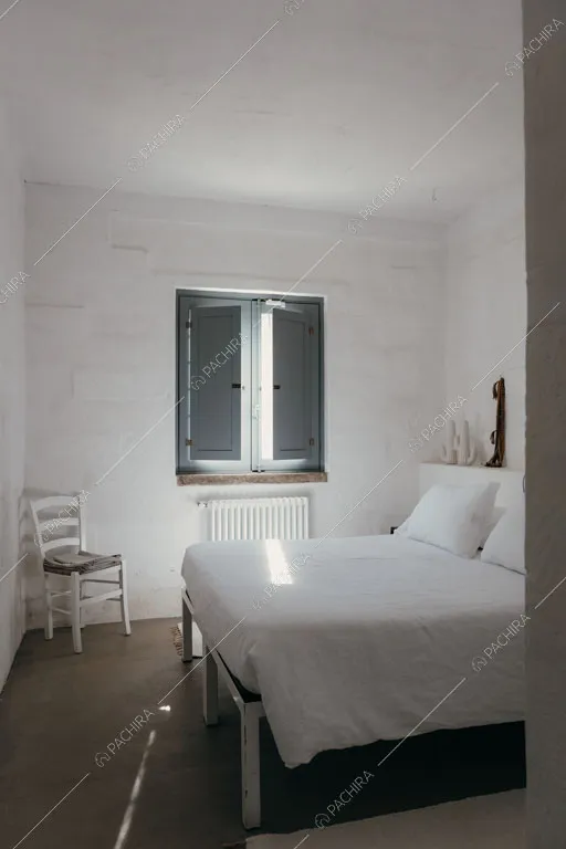 Camera da letto matrimoniale della masseria Ryn, location in stile contemporaneo a Brindisi