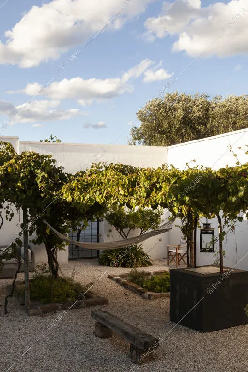 Cortile e mura bianche della masseria Ryn, location in stile contemporaneo a Brindisi