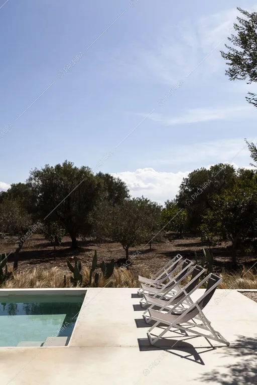Ampio parco con piscina della masseria Ryn, location in stile contemporaneo a Brindisi