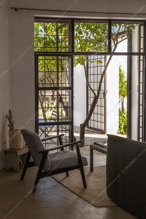 Sala con pavimento in cemento lisciato della masseria Ryn, location in stile contemporaneo a Brindisi