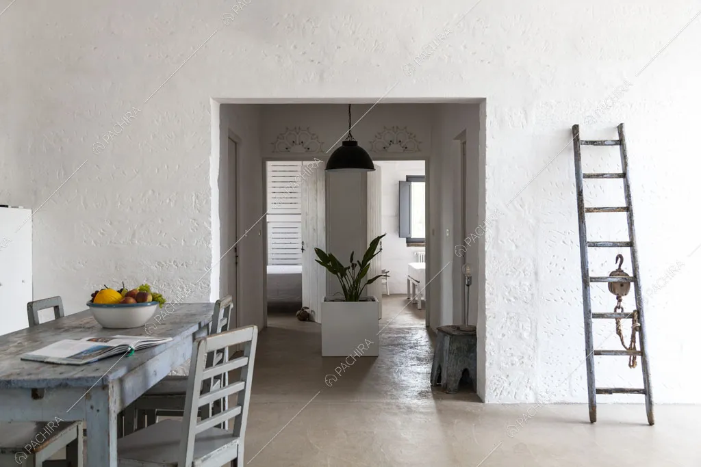 Sala da pranzo con pareti bianche della masseria Ryn, location in stile contemporaneo a Brindisi