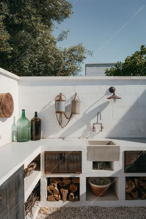 Cucina esterna della masseria Ryn, location in stile contemporaneo a Brindisi
