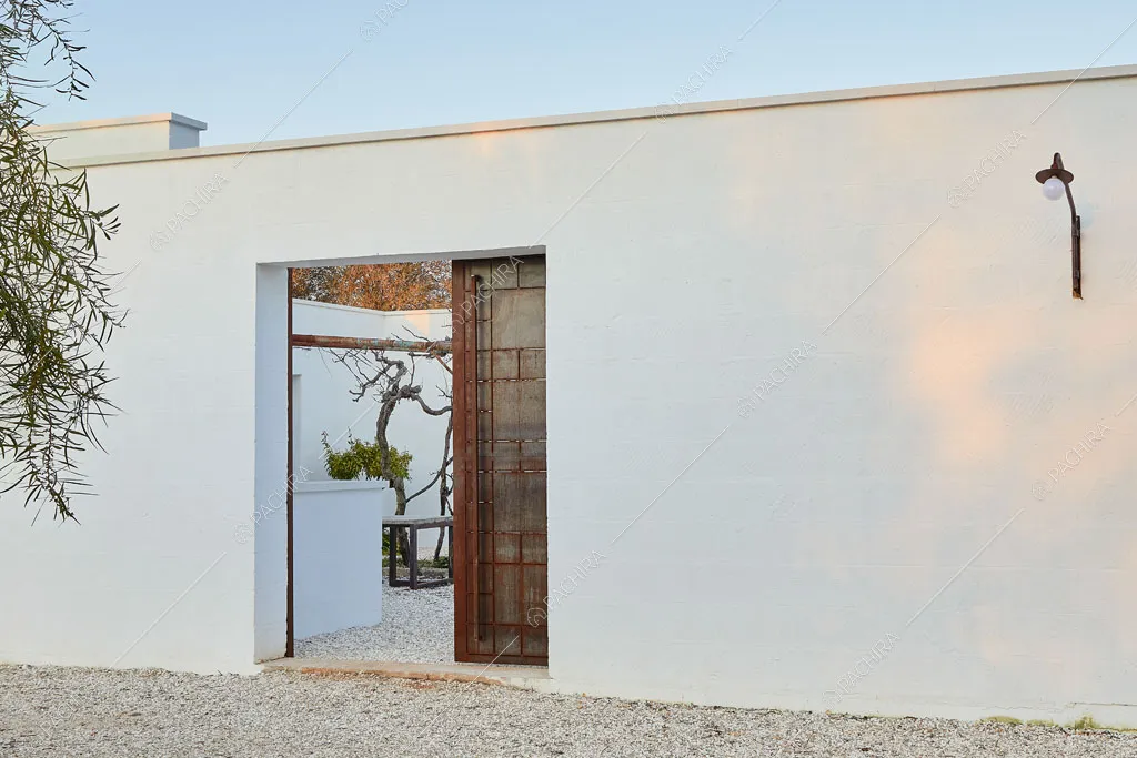 Vista sulla cucina esterna della masseria Ryn, location in stile contemporaneo a Brindisi
