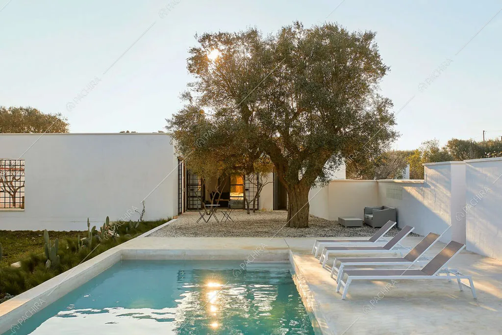 Piscina della masseria Ryn, location in stile contemporaneo a Brindisi