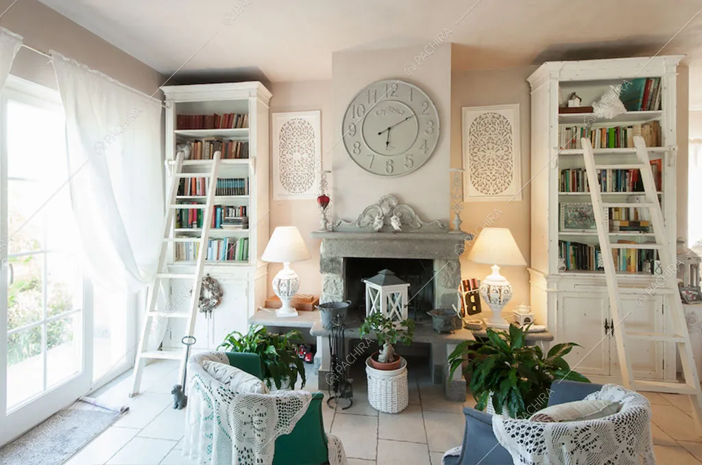 Porte-finestre e librerie nella sala della villa Anturio, location in stile shabby chic a Viterbo