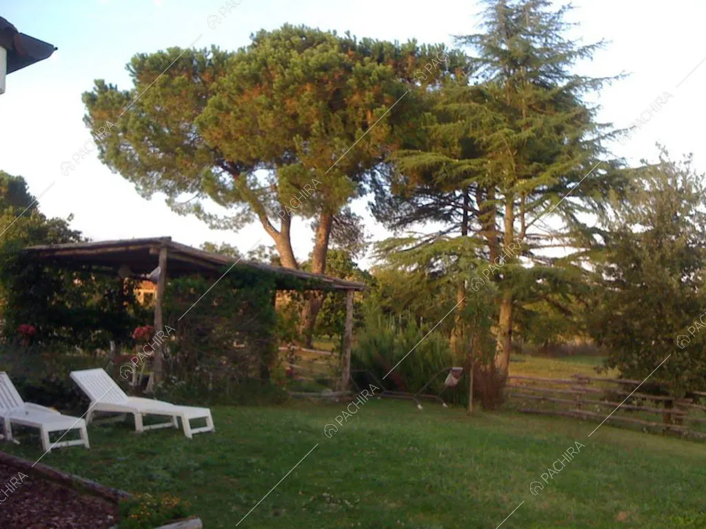 Patio nel giardino della villa Anturio, location in stile shabby chic a Viterbo