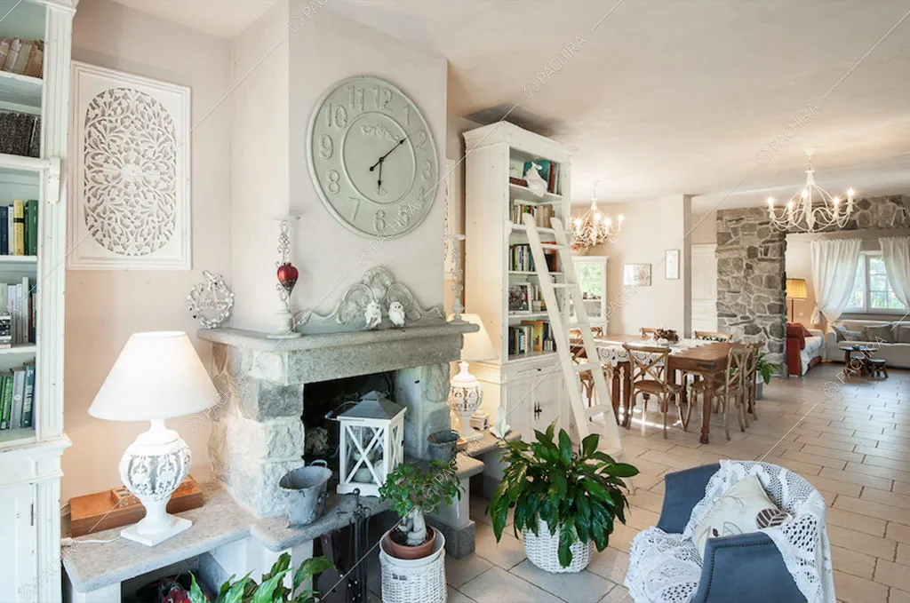 Camino nella sala della villa Anturio, location in stile shabby chic a Viterbo