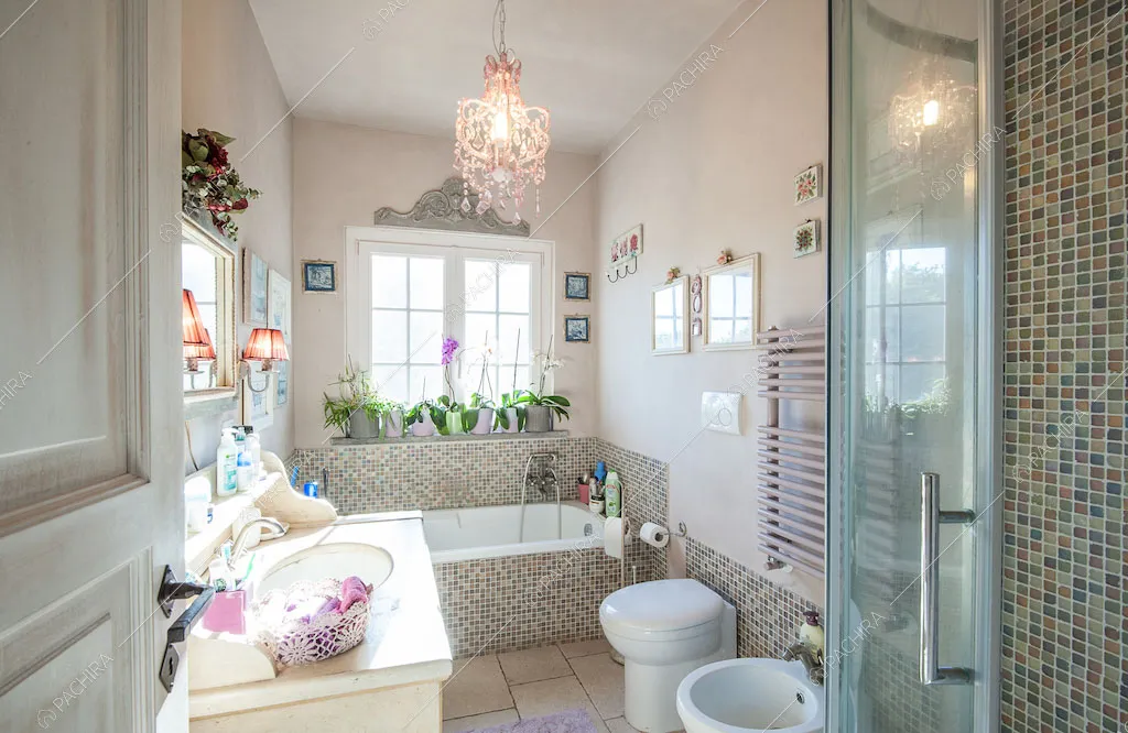 Bagno con vasca della villa Anturio, location in stile shabby chic a Viterbo