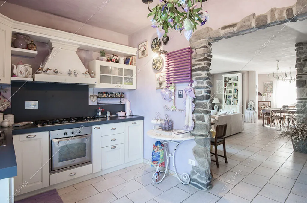 Fornelli a gas nella cucina a parete della villa Anturio, location in stile shabby chic a Viterbo