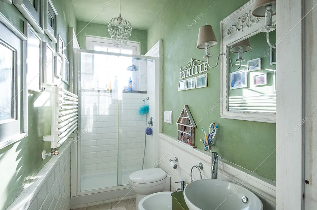 Bagno con pareti verdi della villa Anturio, location in stile shabby chic a Viterbo