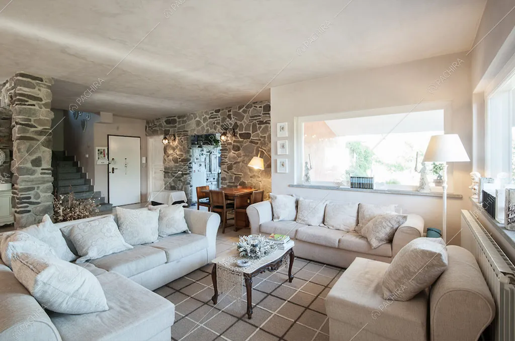 Sala con pareti in pietra a vista della villa Anturio, location in stile shabby chic a Viterbo