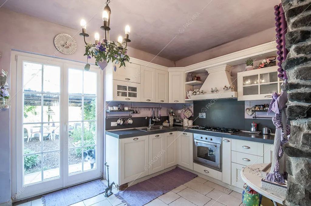 Cucina a parete con fornelli a gas della villa Anturio, location in stile shabby chic a Viterbo