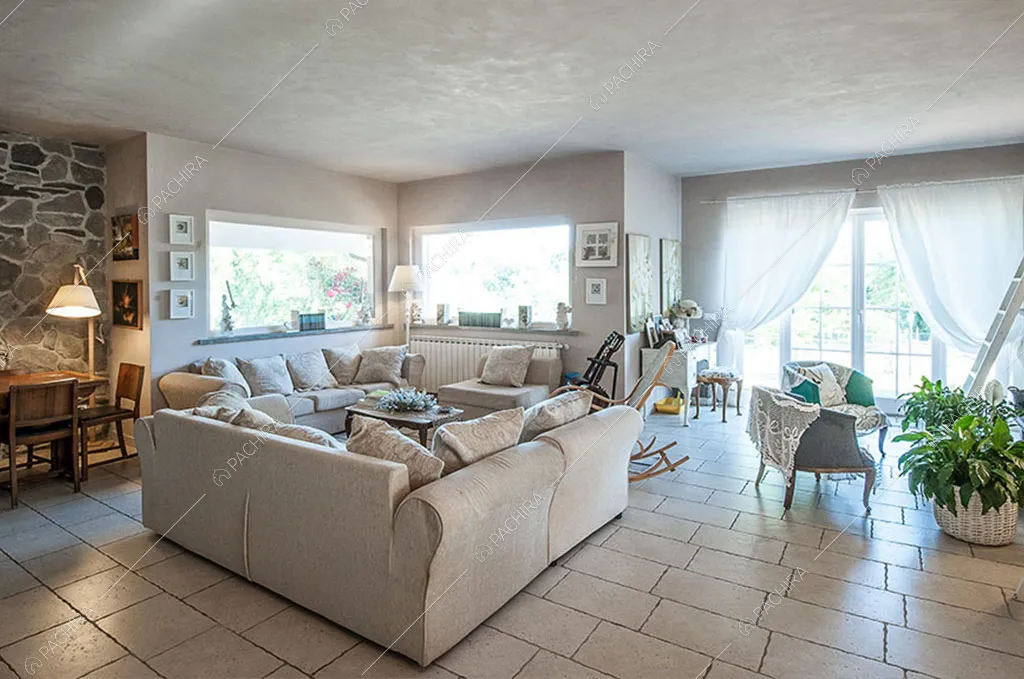 Sala con ampie vetrate della villa Anturio, location in stile shabby chic a Viterbo