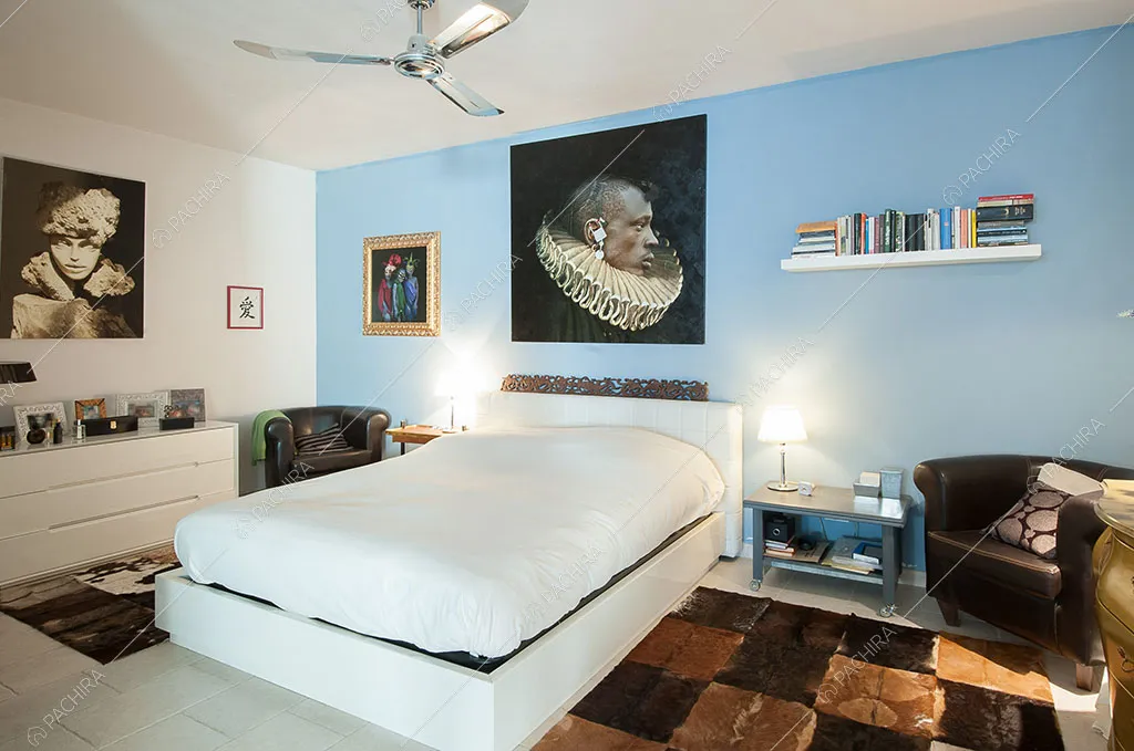 Parete azzurra nella camera da letto della villa Anturio, location in stile shabby chic a Viterbo