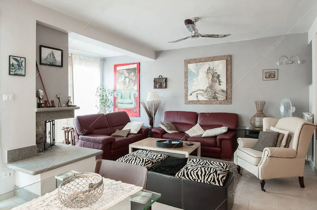 Salotto con camino e pareti grigie della villa Anturio, location in stile shabby chic a Viterbo