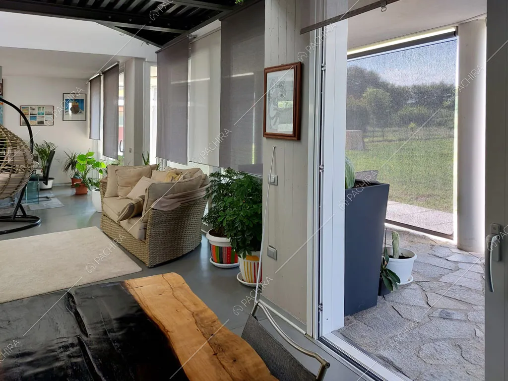 Luminosa zona living della villa Luzon, location in stile moderno a Padova