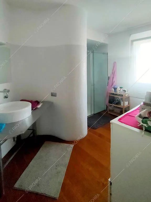 Bagno con pavimento in parquet della villa Luzon, location in stile moderno a Padova