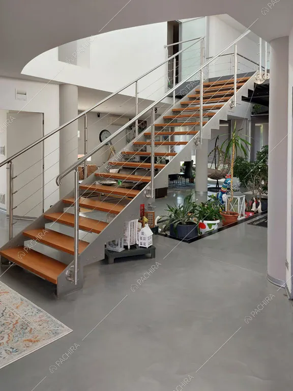 Atrio con pavimento in cemento lisciato della villa Luzon, location in stile moderno a Padova