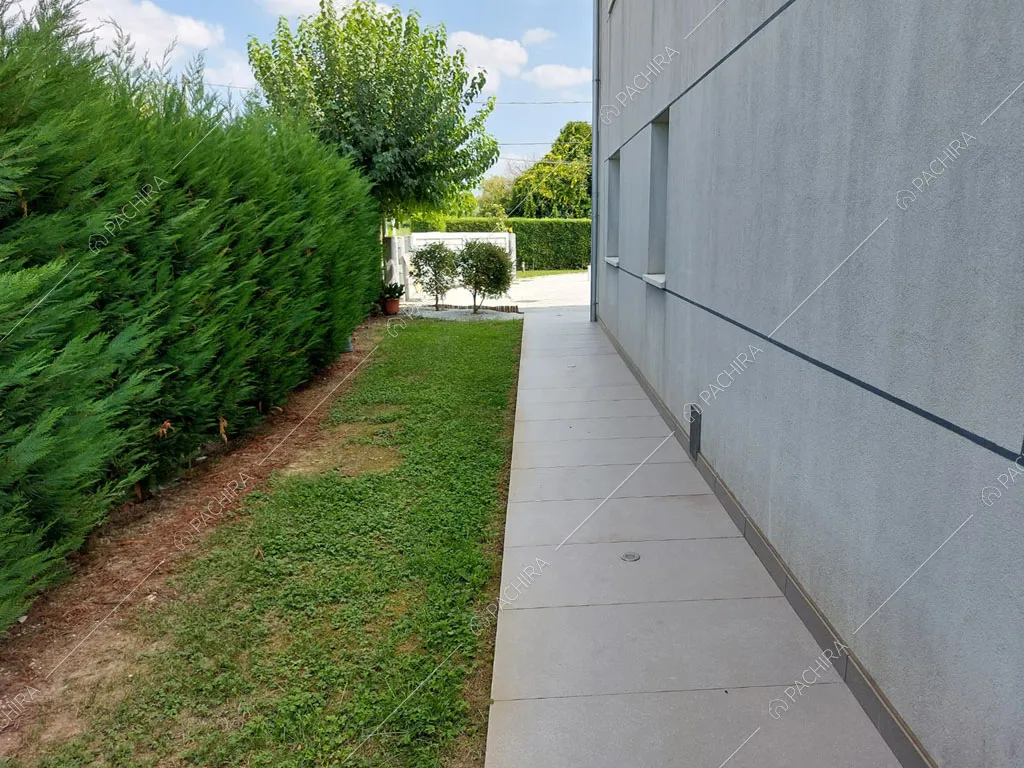 Cortile con siepe della villa Luzon, location in stile moderno a Padova