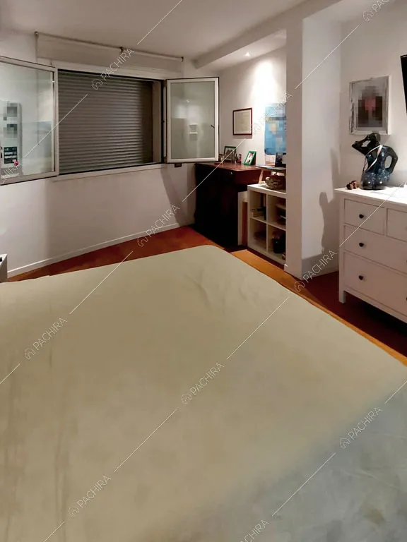 Pavimento in parquet della camera da letto matrimoniale della villa Luzon, location in stile moderno a Padova